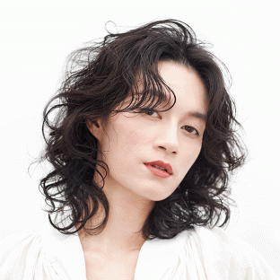 大きいパーマのミディアムスタイル