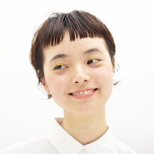 思い切りのある前髪を楽しむショートヘア