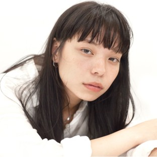 ワイドバングの黒髪ロング